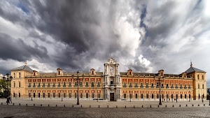 palazzo, nuvole, piazza, cielo, lampioni, finestre, edificio, rosso, abbaini, portale, portone, giallo