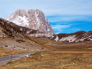 montagna, strada, cielo, cartello, nuvole, segnale, bianco, neve, azzurro, montagne, segnaletica, roccia, triangolo, dolomiti, abruzzo