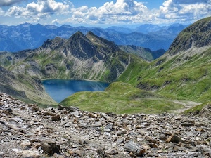 nuvole, cielo, lago, montagne, verde, azzurro, panorama, sassi, erba, paesaggio, montagna, prato, vette, pietre, bianco, acqua, roccia, laghetto