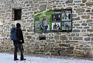 finestra, zaino, muro, uomo, pubblicità, pietre, manifesto, strada, persona, bastone, neve, cartellone, casa, cinema, scorcio, grata, viandante, escursionista, blu, scritte, attori