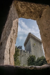 torre, cielo, merli, castello, alberi, nuvole, finestra, arco, scorcio, cornice