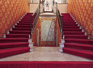scale, rosso, tappezzeria, ringhiera, porte, scalini, lapide, scala, tappeto, gradini, targa, passatoia, palazzo, pianerottolo, prospettiva, porta, scalinate, marmo, corrimano, due, scalinata, manifesto