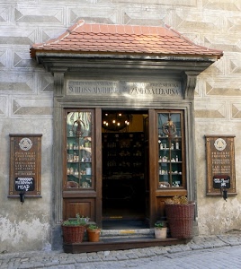 vasi, vetrine, negozio, piante, insegne, tegole, vetrina, insegna, tetto, tettuccio, scalino, lampadario, verde, vetro, ingresso, farmacia, cesti, riflessi, gradini, scalini, legno, tettoia