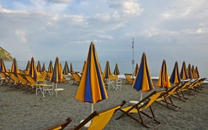 ombrelloni, sdraio, spiaggia, giallo, sabbia, blu, mare, nuvole, sedie, cielo, asta, acqua, bandiere