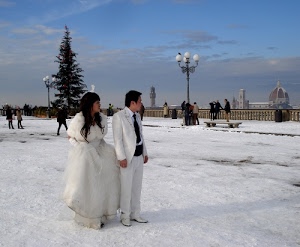 sposi, bianco, neve, albero, lampioni, inverno, cupola, balaustra, abiti, firenze, panchina, coppia, panchine, campanile, torri, nuvole, cielo, ghiaccio, paesaggio, persone