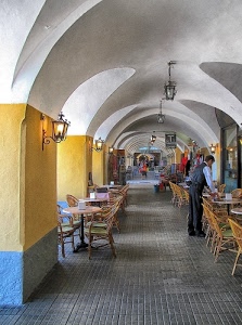 bar, cameriere, sedie, tavolini, portici, portico, archi, lampioni, insegna, giallo, lampadari, tavoli, persone, lampade, pavimento, luce, prospettiva, portatovaglioli, caffè, corridoio
