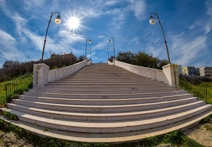 nuvole, lampioni, sole, cielo, scalinata, alberi, verde, azzurro, scalini, scala, case, erba, bianco, parapetto, gradini, prato