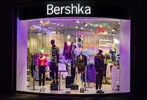 manichini, vetrina, vestiti, scritte, luci, abbigliamento, abiti, giacche, colori, viola, insegna, negozio, nero, pantaloni, scarpe, pubblicità, esposizione