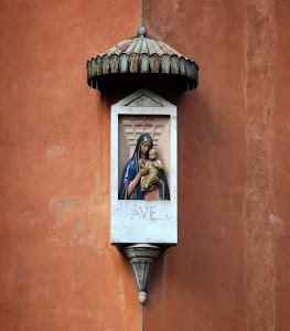 madonna, edicola, muro, bambino, angolo, statua, rosso, tetto, spigolo, arancione, rame, tettoia, gesù, votiva, metallo