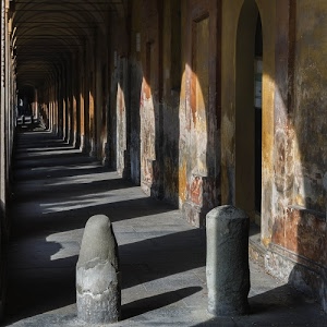 archi, ombre, portico, portici, affreschi, prospettiva, porta, paracarri, colonne, muro, luce, luci, panettoni, corridoio, due