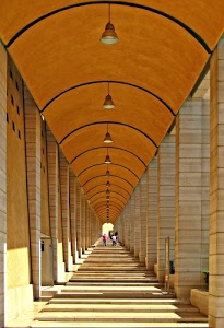 archi, portici, colonne, ombre, prospettiva, lampioni, persone, lampade, portico, arancione, corridoio, pilastri, luci, soffitto, volta