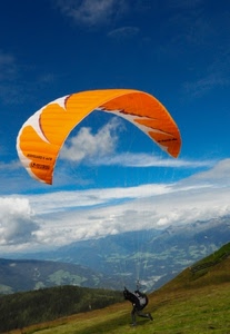 nuvole, cielo, parapendio, arancione, verde, panorama, arancio, bianco, deltaplano, montagne, sport, azzurro, collina, paracadute, montagna, prato