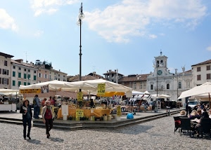 piazza, mercato, persone, ombrelloni, cielo, sedie, bancarelle, case, finestre, lampioni, chiesa, città, lampione, tavolini, tende, campanile, nuvole, udine, cartelli