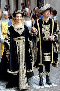 nero, rievocazione, costumi, oro, cappelli, soldati, coppia, sfilata, elmo, persone, abiti, cappello, corteo, costume, sorriso, epoca, vestiti, figuranti