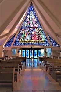 chiesa, vetrata, panche, banchi, triangolo, vetrate, interno, porte, legno, luce, architettura, azzurro, riflesso, riflessi, geometria, navata, rosso, mosaico, colori, soffitto