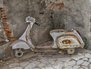 ruggine, vespa, muro, mattoni, manubrio, rudere, ruote, abbandono, parafango, pietre, rottame, scooter, vintage, telaio