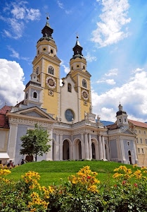 chiesa, fiori, nuvole, orologi, campanili, cielo, archi, verde, albero, colonne, prato, campanile, torri, aiuola, erba, piante, giardino, case, azzurro, giallo, statue, finestre, gialli