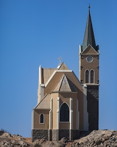 campanile, chiesa, croce, finestre, abside, azzurro, cielo, rocce, tetti, tetto, marrone, bifore, sassi, tegole