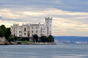 castello, nuvole, alberi, trieste, cielo, mare, torre, finestre, verde, bianco, miramare, azzurro, boa, nave, costa, acqua, persone
