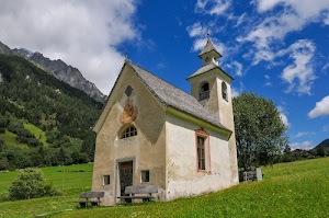 campanile, montagna, panchine, verde, chiesa, cielo, alberi, prato, nuvole, finestre, chiesetta, azzurro, porta, erba, panche, prati, tetto, portone, finestra, cappella, montagne