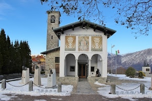 campanile, chiesa, neve, archi, alberi, colonne, catene, rami, portico, bandiera, affresco, cielo, statue, montagne, monumenti, bandiere, recinzione, porta, azzurro, croce, busti, scritta, campana, catena