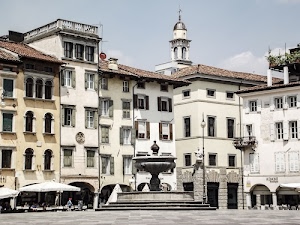 fontana, finestre, campanile, piazza, archi, portici, case, ombrelloni, balcone, colonne, palazzi, tetti, tendoni, terrazza, tende, edifici, cielo
