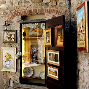 quadri, piatto, cornici, vetrina, mattoni, arco, fiori, muro, porta, numero, lampada, lampione, antiquariato, pietre, dipinti, frutta, riflessi, civico, vasi