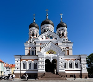chiesa, cupole, croci, finestre, archi, cielo, tre, scalinata, azzurro, persone, campanili, albero, ortodossa, lampione, scale, bianco, cattedrale, case, gradini, scalini, lampioni