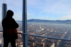 panorama, città, vetrata, persona, case, torino, montagne, tetti, vetro, vetrate, cielo, mole, nebbia, uomo, vie, nuvole, finestre, foschia, vetri, monti