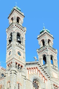 chiesa, campane, campanili, rosone, archi, orologi, cielo, croce, due, campanile, torri, azzurro, facciata, croci, finestre, orologio, trifore, cupole