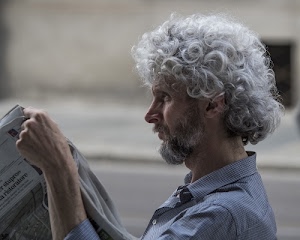 capelli, barba, giornale, mano, profilo, ricci, uomo, camicia, persona, orecchio, ritratto, quotidiano, naso, grigio, lettore, riccioli, chioma, capigliatura, occhio, lettura, baffi, grigi