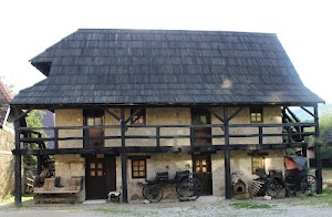 tetto, finestre, casa, porte, legno, ruote, cuccia, balcone, carrozze, carrozza, edificio, epoca, auto, antiquariato, antico, vecchio, calessi, carro, campagna, ringhiera, antichità, casolare