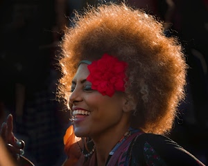 capelli, rosso, fiore, sorriso, donna, ricci, capigliatura, denti, ritratto, bocca, acconciatura, ragazza, luce, occhi, controluce, crespi, volto, naso, profilo