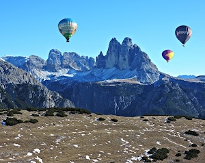 mongolfiere, montagne, rocce, cespugli, volo, cime, azzurro, cielo, dolomiti, neve, tre, montagna, erba, prato, verde, volare, picchi, roccia, vette, palloni
