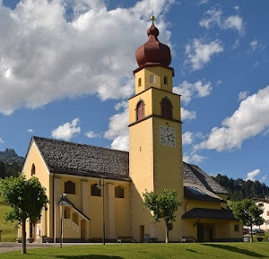 orologio, campanile, chiesa, alberi, nuvole, prato, cielo, tetto, finestre, cupola, verde, archi, azzurro, giallo, croce, erba, torre, lampione, lampioni