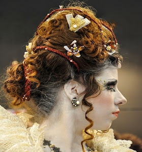 capelli, profilo, donna, capigliatura, acconciatura, orecchini, trecce, trucco, orecchino, orecchio, riccioli, naso, bocca, perle, fermagli, decorazioni, pettinatura, viso, volto