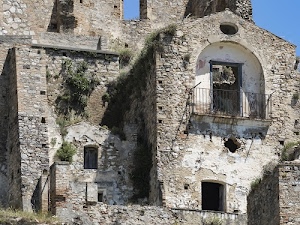 rudere, finestre, balcone, casa, cielo, arco, ringhiera, porte, azzurro, muri, rovine, piante, porta, erba, terrazzo, ruderi, abbandono, ferro, case, mattoni, rovina