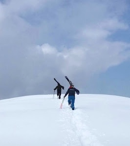 neve, sci, sciatori, nuvole, due, bianco, cielo, camminare, racchette, montagna, inverno, azzurro, salire, persone, orme, spalle, bastoni