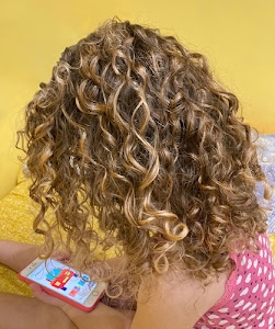 capelli, giallo, ragazza, ricci, capigliatura, biondo, riccioli, rosa, bionda, bambina, cellulare, smartphone, donna, boccoli, maglietta, spalle, telefonino, telefono, schermo