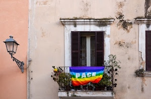 bandiera, balcone, lampione, pace, piante, vasi, muro, finestra, persiane, casa, tende, fiori, lanterna, arcobaleno, rosso, colori, multicolore, simbolo, giallo, filo, scritta, finestre, ringhiera, rosa