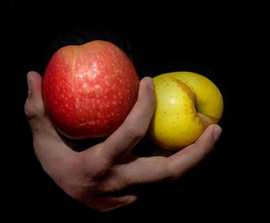 mele, mano, rosso, dita, due, frutta, rossa, gialla, nero, giallo