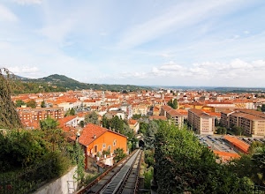 alberi, città, panorama, verde, case, tetti, binari, cielo, ferrovia, collina, palazzi, rotaie, nuvole, finestre, orizzonte, funicolare, cremagliera, montagna