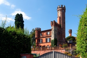 castello, torre, torri, verde, cielo, alberi, merli, finestre, siepe