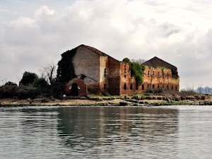 rudere, finestre, alberi, acqua, nuvole, cielo, riflesso, lago, piante, abbandono, casa, rovine, rami, cascinale, verde, fiume, mura, edera
