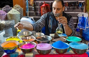 colori, artigiano, polveri, ampolla, cucchiaio, ciotole, polvere, giallo, bottega, uomo, azzurro, verde, mestiere, imbuto, collane, mani, persona, sacchetti