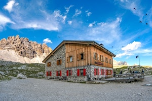 rifugio, finestre, montagna, nuvole, cielo, bandiera, legno, azzurro, uccelli, rosso, roccia, baita, sedie, montagne, turisti, casa, rosse, neve, persiane, edificio, persone