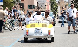 cinquecento, targa, giallo, persone, auto, ruote, passanti, automobile, bicicletta, bianco, macchina, strada, lampioni, fanali, donne, fanalini, fiat, paraurti, tre, ombra