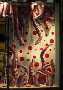 vetrina, rosso, bianco, tentacoli, pois, rossi, sfere, cerchi
