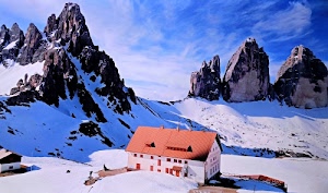 rifugio, neve, cime, cielo, montagna, tetto, nuvole, finestre, bianco, montagne, azzurro, inverno, rocce, edificio, casa, baita, comignoli, paesaggio