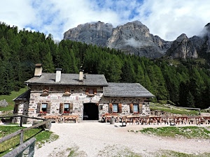 montagna, rifugio, tavoli, alberi, cielo, finestre, panche, malga, nuvole, montagne, staccionata, baita, bosco, comignoli, panchine, verde, rocce, portone, roccia, steccato, sentiero
